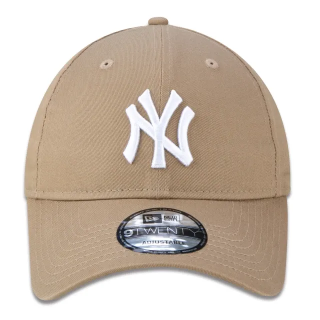 Boné New Era 9Twenty New York Yankees cor kaki com logo branco bordado na frente, aba curva e fundo branco